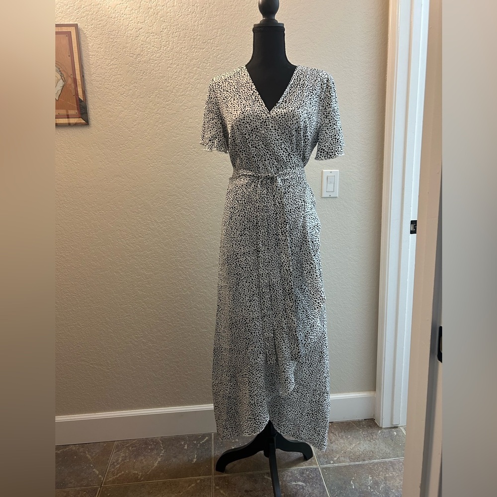 Simplee wrap around dress - light weight with ruffles